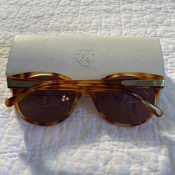 Ann Taylor “Seascape” tortoise sunglasses in EUC. - Picture 2 of 7